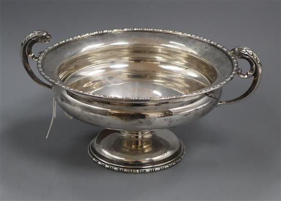 A George V silver two handled pedestal bowl, Chester, 1922, 24 oz.